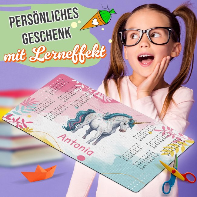 Schreibtischunterlage f&uuml;r Kinder - Einhorn mit kleinem 1x1 - mit Name personalisierbar - 3 Gr&ouml;&szlig;en