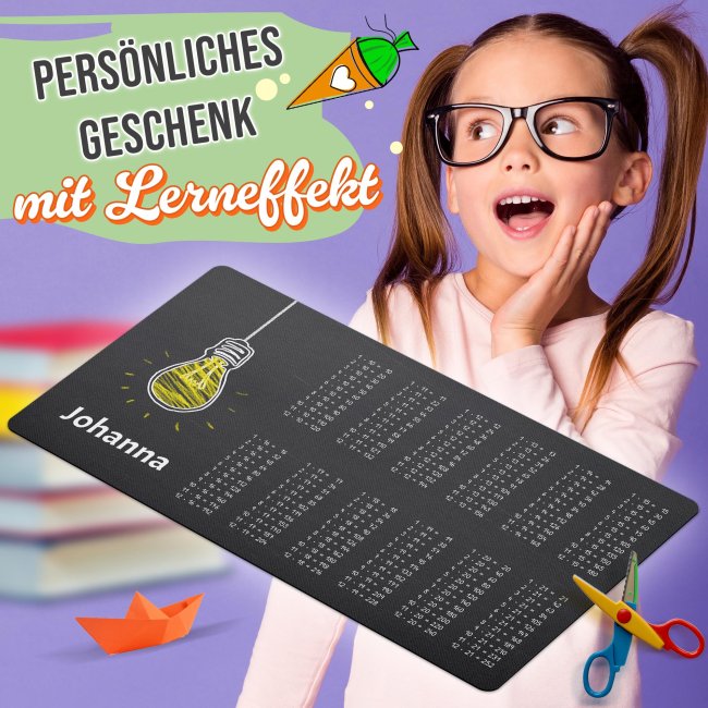 Schreibtischunterlage f&uuml;r Kinder - Gl&uuml;hbirne mit gro&szlig;em 1x1 - mit Name personalisierbar - 3 Gr&ouml;&szlig;en